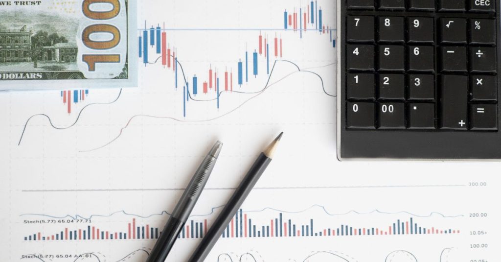 Espaço de análise de estoque com gráficos, uma calculadora e moeda para insights baseados em dados.