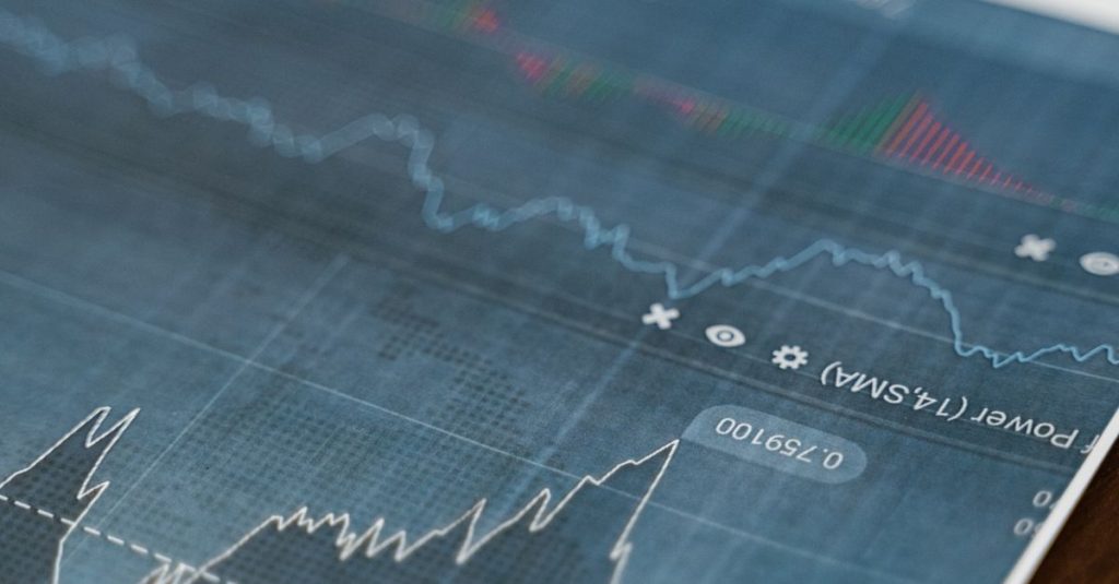 Gráfico detalhado de dados financeiros mostrando tendências e análises do mercado de ações.