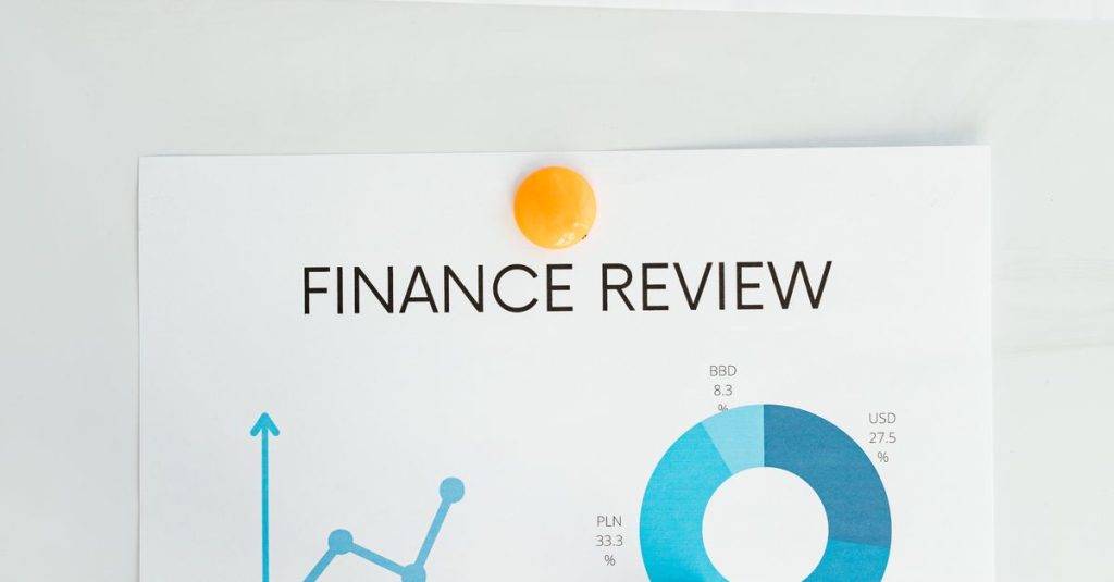Close-up de análise financeira mostrando gráficos, diagramas e pessoa apontando com um lápis.